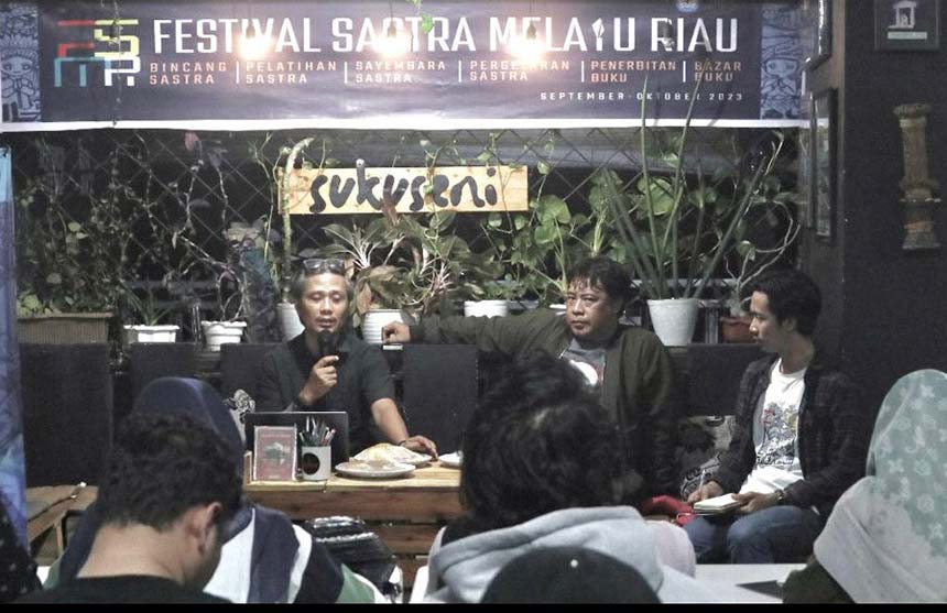 Kepala Rumah Kreatif Suku Seni Marhalim Zaini (kiri), dan akademisi UIN Suska M Badri (tengah), saat menjadi pembicara bincang sastra pada Festival Sastra Melayu Riau (FSMR) di Studio Suku Seni, Gading Marpoyan, Kecamatan Siak Hulu, Kampar, Sabtu (23/9/20
