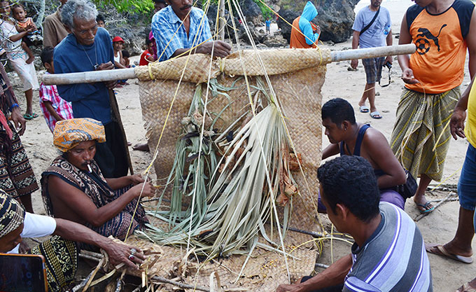 Proses pembuatan perahu dalam Upacara Hole sebelum kemudian dilarung ke laut di pantai Napae, Pulau Sabu, Nusat Tenggara Timur (NTT). (HARY B KORIUN/RIAUPOS.CO)