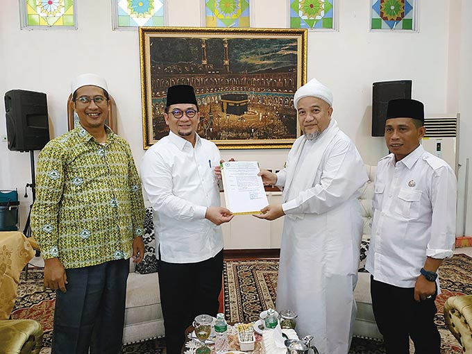Syekh H Ismail Royan dan Syahrial Abdi memperlihatkan SK IKA Ponpes Babussalam didampingi Mahbubin Nashiri (kiri) dan Yusmuhardi (kanan), Rabu (23/3/2022).