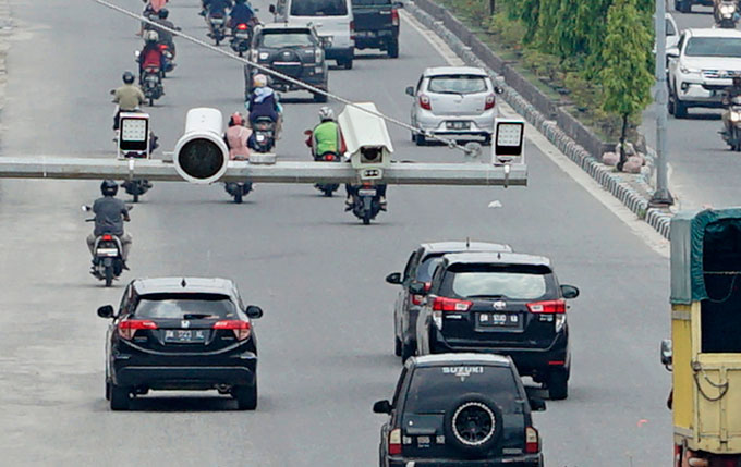 Kendaraan yang melintas di persimpangan SKA terpantau kamera pengawas atau Electronic Traffic Law Enforcement (ETLE) yang dipasang di Jalan Tuanku Tambusai, Selasa (25/10/2022). Polresta Pekanbaru telah meniadakan tindakan tilang manual dan memberlakukan