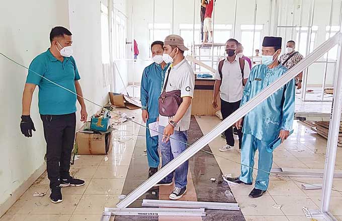 Bupati Kepulauan Meranti H Muhammad Adil didampingi jajaran memantau progres perbaikan salah satu ruang di RSUD Kepulauan Meranti. Foto diambil belum lama ini.