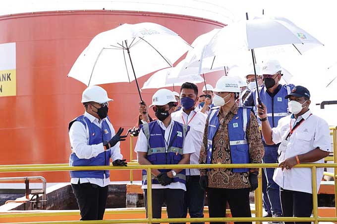 CEO PTPN V Jatmiko Santosa (kiri) bersama Wakil Menteri BUMN Pahala Nugraha Mansury saat mengunjungi instalasi biogas yang melengkapi salah satu pabrik kelapa sawit PTPN V di Kabupaten Kampar, Riau, beberapa waktu lalu.