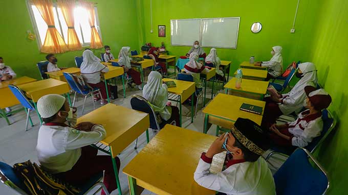 Sejumlah murid SD An Namiroh melakukan proses pembelajaran tatap muka (PTM) terbatas di gedung sekolah SMP An Namiroh, Jalan Delima, Pekanbaru, Senin (9/5/2022).