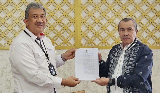 Gubernur Riau Syamsuar (kanan) menyerahkan sertifikat laik operasi jalan tol Pekanbaru-Bangkinang kepada Kepala Operasional Jalan Tol PT HK Indrayana, Selasa (18/10/2022).
