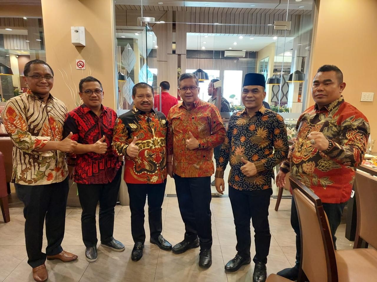 Amril Mukminin SE MM mendampingi Sekretaris Jenderal PDI Perjuangan Dr Ir Hasto Kristiyanto MM IPU menghadiri Rakerda DPD PDI Perjuangan Provinsi Riau di Hotel Grand Central, Pekanbaru, Jumat (18/8/2023).