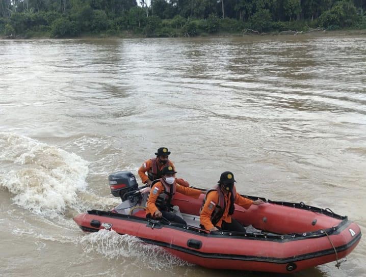 Tim Basarnas Pekanbaru melakukan Monuver dengan cara membuat gelombang supaya korban mengapung. Sampai Sabtu (18/7/2020) korban yang tenggelam di Desa Sikakak, Kecamatan Cerenti belum ditemukan.(BASARNAS FOR RIAUPOS.CO)