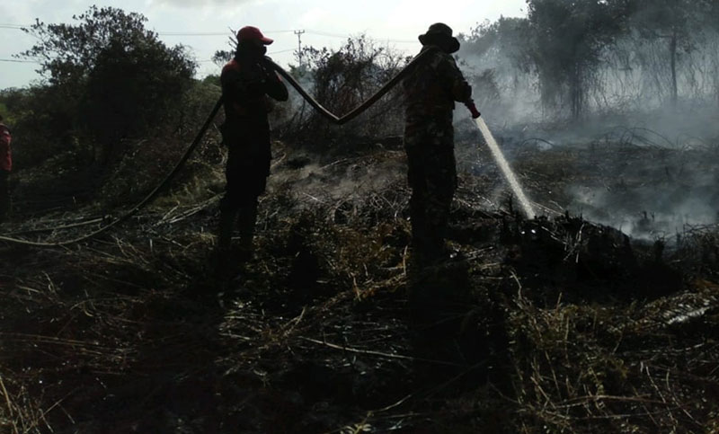 Tim gabungan melakukan pendinginan titik api di lokasi Karhutla Desa Sungai Gayung Kiri, Dusun 3 RT 9/RW 5 Rangsang.