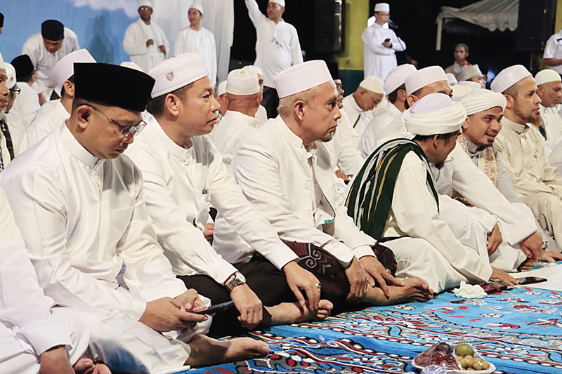Ketua DPRD Siak Indra Gunawan bersama Kapolres Siak AKBP Asep Sujarwadi menghadiri Haul Akbar tiga abad Kesultanan Siak, Ahad (29/10/2023).