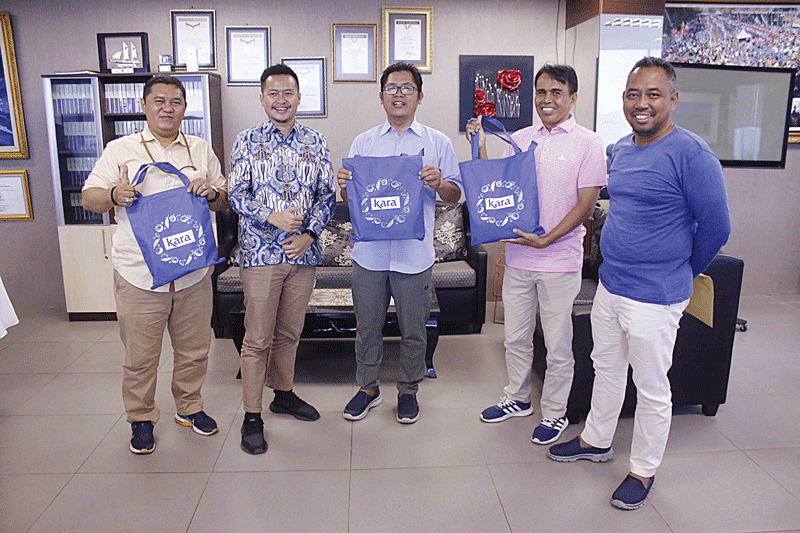 Head of Public Relations PT Pulau Sambu Arief Aria Rachman (dua kiri)  foto bersama setelah menyerahkan cendera mata kepada Direktur Utama Riau Pos Ahmad Dardiri (tengah), Wakil Pemimpin Redaksi Riau Pos Abdul Gapur (dua kanan), Plt Pemimpin Redaksi Riau