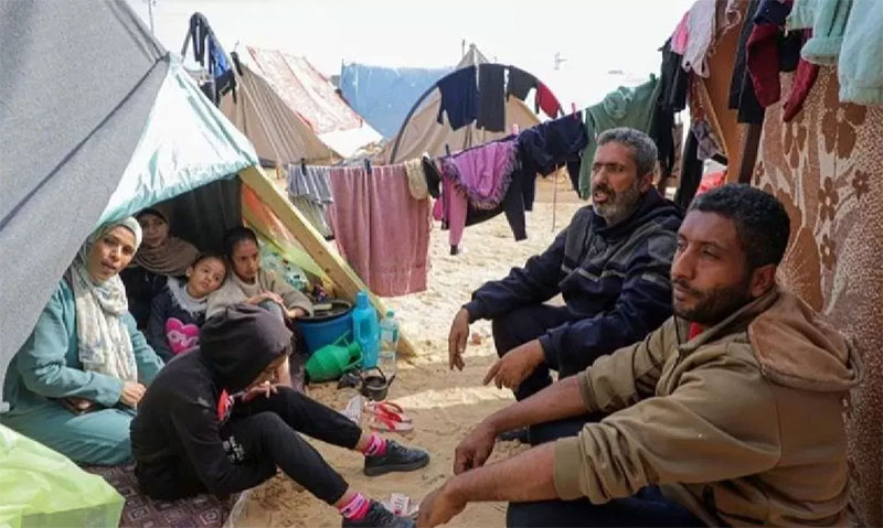 Warga Palestina di tempat penampungan sementara di kota Rafah, Jalur Gaza selatan, Jumat (8/12/2023).