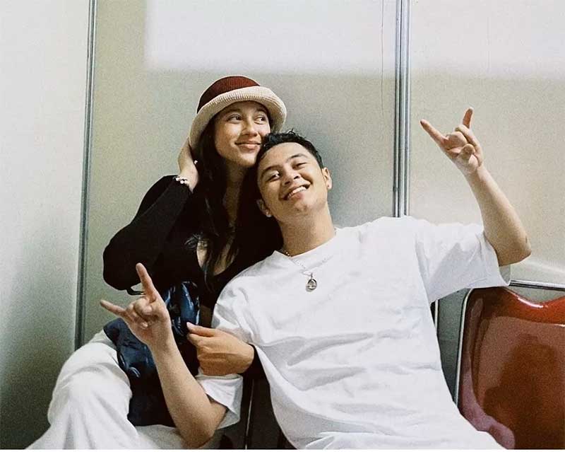 Bastian Steel (kanan) dan kekasihnya, Sitha Marino.