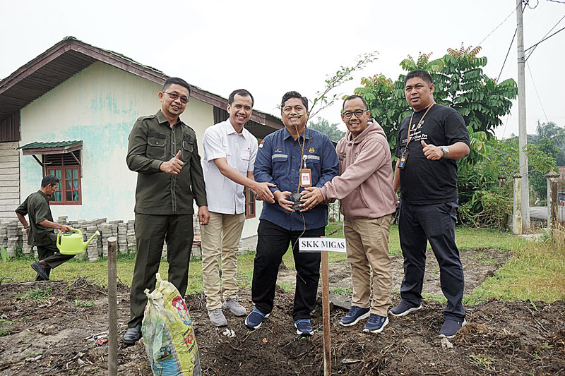 Kepala SMAN 1 Dayun Sukandar SSos MM (kiri), Data Administrator Departemen Formalitas dan Komunikasi  Anggi Dharma (dua kiri), Koordinator Formalitas dan Komunikasi Perwakilan SKK Migas Sumbagut Muhammad Rochaddy (tengah), Direktur  Riau Pos Asmawi Ibrahi