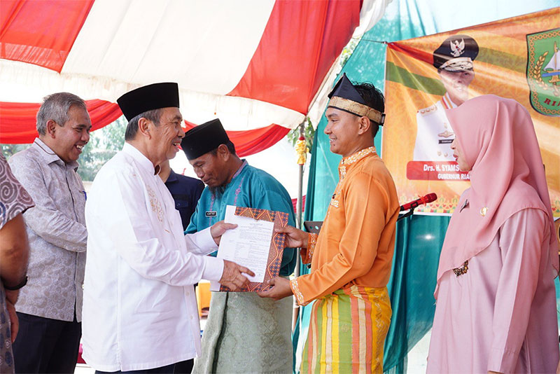 Gubri Syamsuar menyerahkan SK tenaga PPPK di Kabupaten Inhil, Jumat (1/9/2023).
