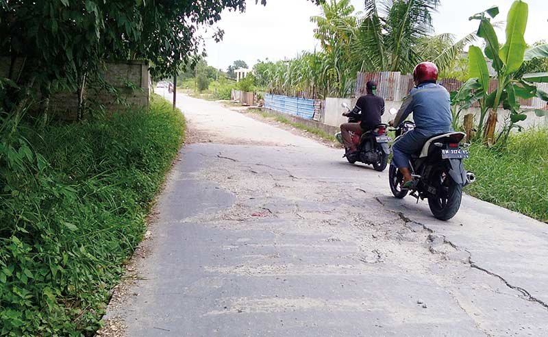 HANCUR: Kondisi aspal yang hancur di Jalan Murai Batu Kelurahan Simpang Tiga, Kecamatan Bukit Raya membuat pengendara kendaraan bermotor tidak nyaman melintas di jalan tersebut, Selasa (14/1/2020). ( PRAPTI DWI LESTARI/RIAU POS )