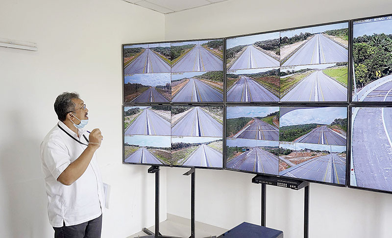 Kepala Cabang OPJT Hutama Karya untuk Tol Pekanbaru-Dumai Indrayana memantau kondisi jalan tol melalui CCTV yang terpasang disetiap 1 kilometer jalan Tol Pekanbaru-Dumai, beberapa waktu lalu.(DEFIZAL FOR RIAUPOS.CO)