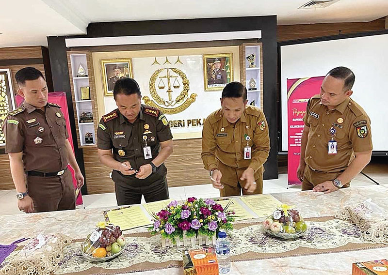 Kajari Pekanbaru Asep SonÂ­taÂ­ni didampingi Kasi Datun Zikrullah, meÂ­nandatangani perjanjian kerja sama dengan Kepala Bapenda Pekanbaru Alek Kurniawan dan Kabid Daljak BapendaÂ Hidayat Alritri, Senin (28/8/2023).