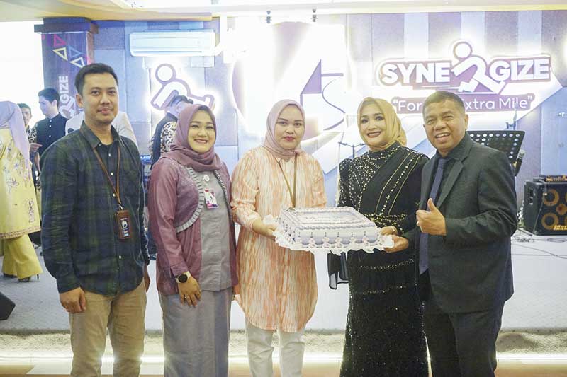 Pemilik RS Syafira dr H Khairul Nasir SpOG (kanan) bersama Direktur PT Diandra Kartika Nasir Lucky Kartika Sari (dua kanan), Direktur RS Syafira dr Rina Elfiani (dua kiri)  menerima kue ulang tahun dari tim iklan Riau Pos,  Dewi Achyar (tengah) dan Tri Al