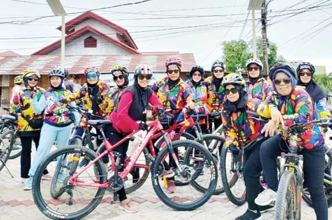 Anggota komunitas BBC dan Family foto bersama disaat gowes rutin di Kota Duri, baru-baru ini.