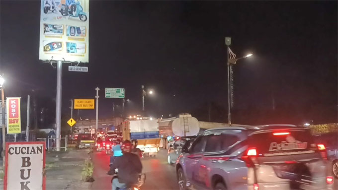 Kondisi lalu lintas padat merayap di Jalan HR Soebrantas sekitar 100 meter dari Simpang Pasar Pagi Arengka pada pukul 19.28 WIB, Selasa (17/1/2023).