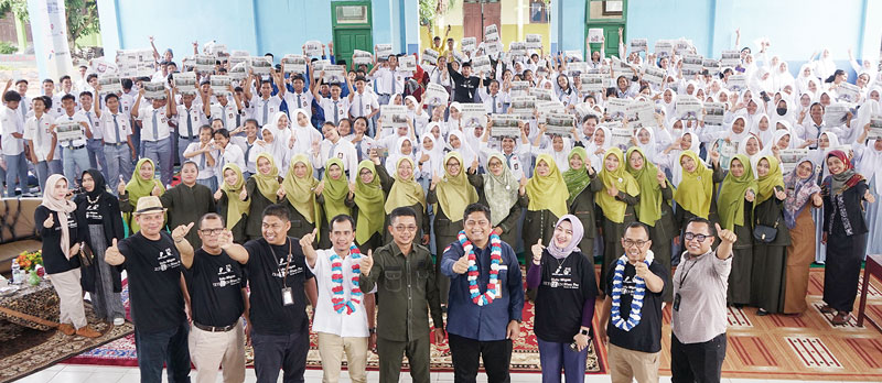 Baris depan kiri ke kanan, Manajer Pemasaran Riau Pos Abdul Kadir Bey, Representative West Area (Rept) BSP Azhar, Manajer EO Riau Pos Lismar Sumirat, Data Administrator Departemen Formalitas dan Komunikasi SKK Migas Anggi Dharma, Kepala SMAN 1 Dayun Sukan