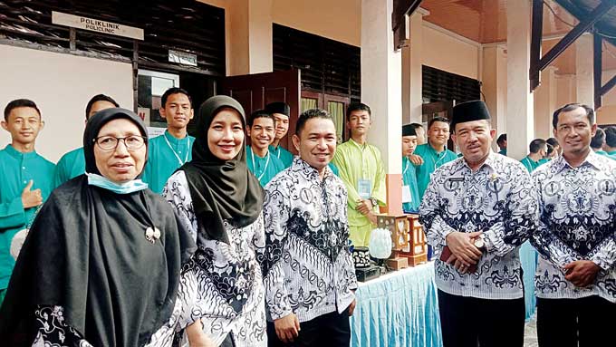 Kepala SMKN 2 Pekanbaru, H Perideswandi (dua kanan) foto bersama guru pendamping usai mengunjungi hasil karya siswa SMKN 2 Pekanbaru, Jumat 25/11/2022).