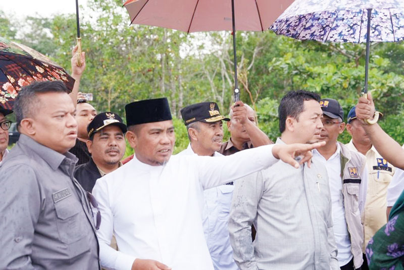 Bupati Pelalawan H Zukri bersama Gubernur Riau H Syamsuar, dan anggota Komisi V DPR RI Syahrul Aidi Maazat dan H Mulyadi melihat dan meninjau infrastruktur Jalan Lintas Bono, Jumat (14/7/2023).