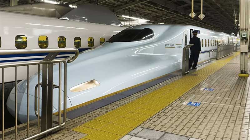 Kereta cepat Shinkansen Jepang. Dalam informasi yang beredar menyebutkan bahwa 8 WNI terpantau kamera pengintai melintasi ticketing gate dengan cara tidak semestinya di sebuah stasiun.