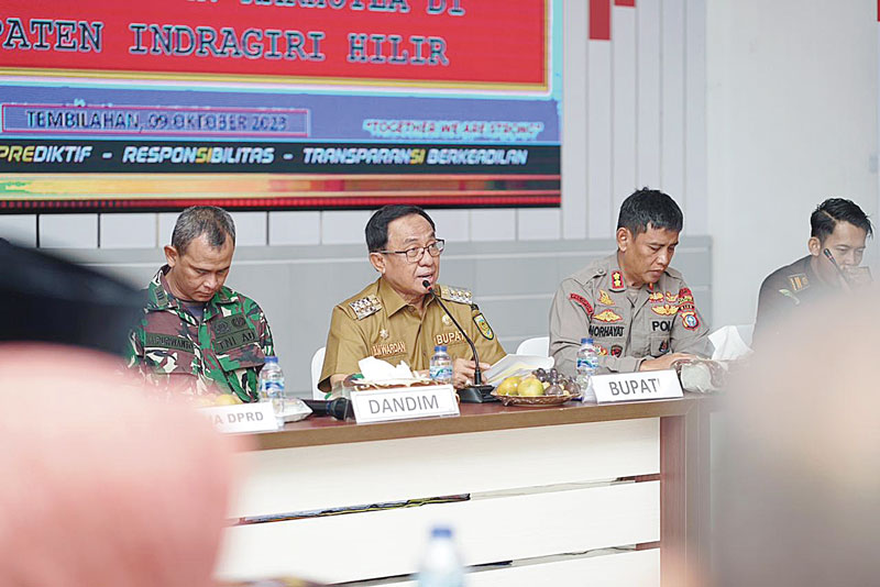 Bupati Inhil HM Wardan menyampaikan pesan saat rakor penanganan karhutla di Mapolres Inhil, Senin (9/10/2023).
