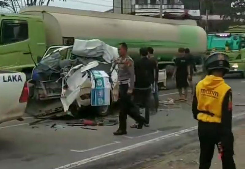Mobil pikap terlihat remuk usai terjadi kecelakaan lalu lintas maut di Jalan Hang Tuah, Duri, Kamis (17/11/2022) pagi.