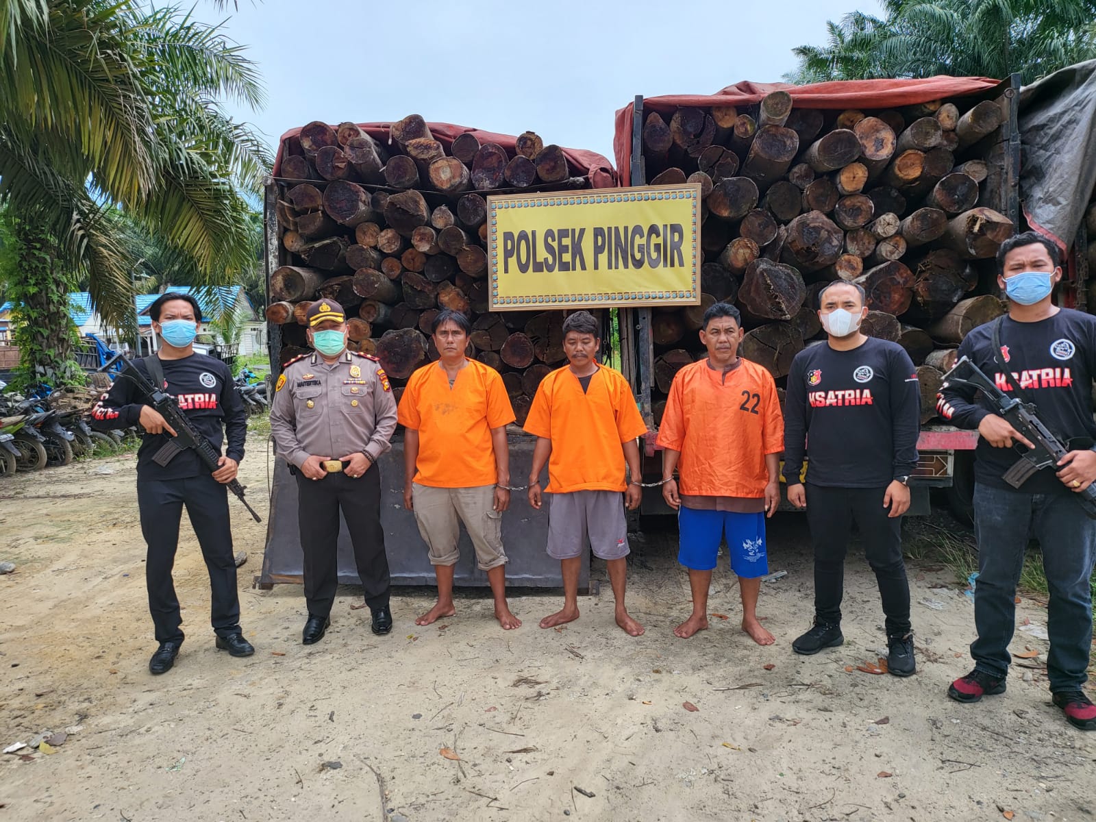 Lima tersangka bersama truk colt diesel bermuatan kayu hasil hutan diamankan Polsek Pinggir, di Jalan Gajah Mada KM 1 Sebanga Kelurahan Titian Antui, Kecamatan Pinggir, Kamis (11/11/2021) lalu.