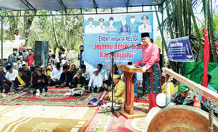 Bupati Rohil H Suyatno AMp menyampaikan kata sambutan pada saat menghadiri iven religi Jejamu Toluk Gong di Kepenghuluan Raja Bejamu, Kecamatan Sinaboi, Sabtu (22/2/2020).(Zulfadhli/Riau Pos.CO)