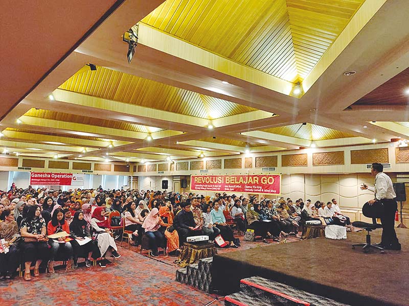 SEMINAR: Ganesha Operation membekali siswanya dengan bimbingan belajar di acara Seminar Motivasi M3 (Meeting on Maximizing Motivation) dan PM (Parents Meeting) dengan pembicara Kepala Wilayah GO Jawa Timur dan Pekanbaru Ir Elbisker SE MM MBA Ahad (9/2/202