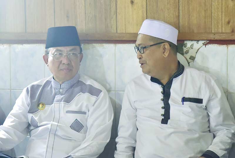 HADIRI HAUL: Bupati Inhil HM Wardan dan Wabup Inhil H Syamsuddin Uti saat menghadiri Haul Akbar di Desa Tanjung Baru, Kecamatan Reteh, Ahad (16/2/2020).( Humas Pemkab Inhil )
