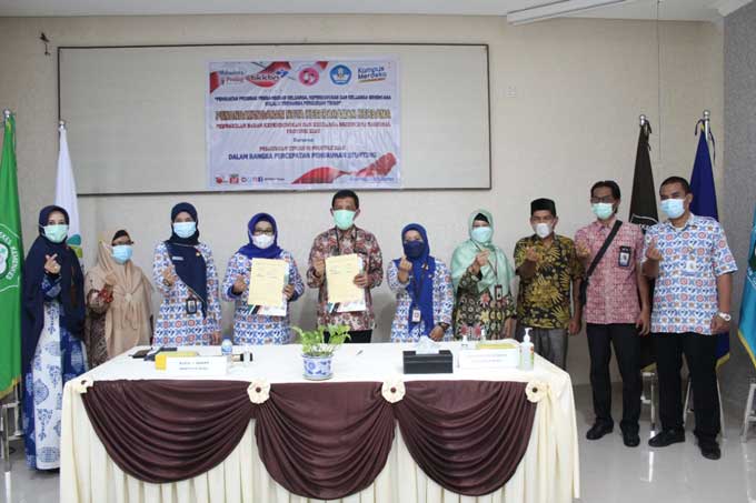 Kepala Perwakilan BKKBN Riau Mardalena Wati Yulia dan Direktur- Politeknik Kesehatan Kementerian Kesehatan Riau H Husnan foto bersama usai menandatangani MoU, SelasaÂ (22/2/2022).