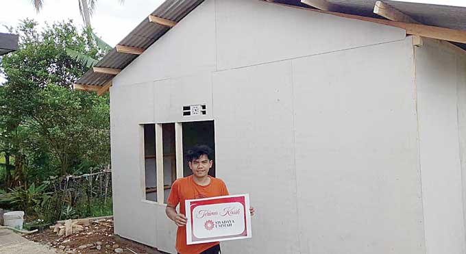 Salah seorang warga Cianjur yang telah menerima Rumah Sementara Ummat (Rutama) dari LAZ Swadaya Ummah.