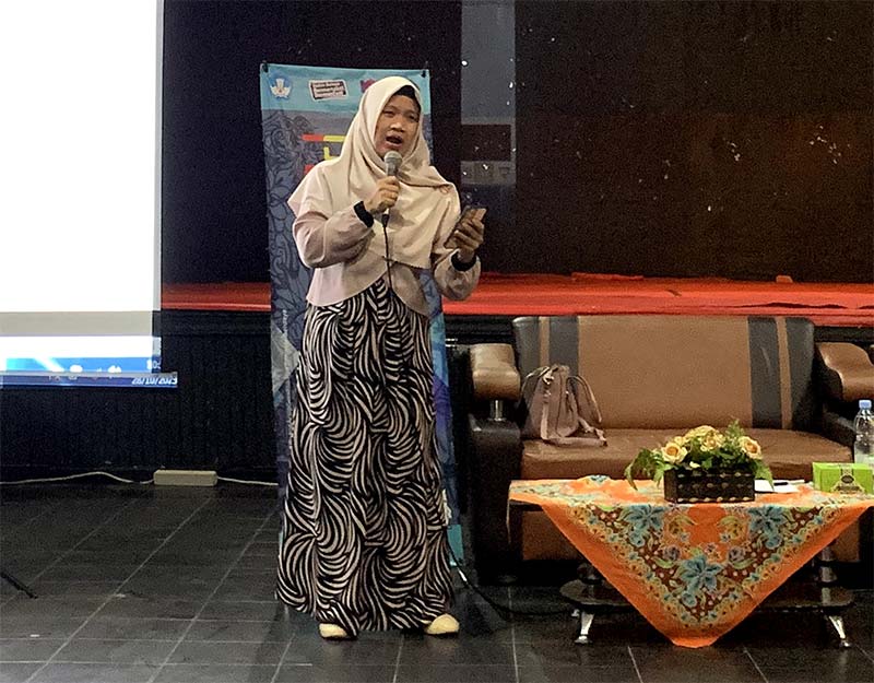 Sastrawan perempuan Riau, Murparsaulian, saat menjadi pembicara dalam diskusi &acirc;&euro;&oelig;Dawat Pena Puan Riau, Telah Mengeringkah?&acirc;&euro; di Taman Budaya Riau, Pekanbaru (28/10/2023).