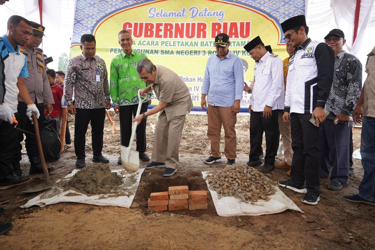 Gubri syamsuar saat melakukan peletakan batu pertama pembangunan SMAN 3 Rokan IV Koto, Sabtu (18/3/2023).