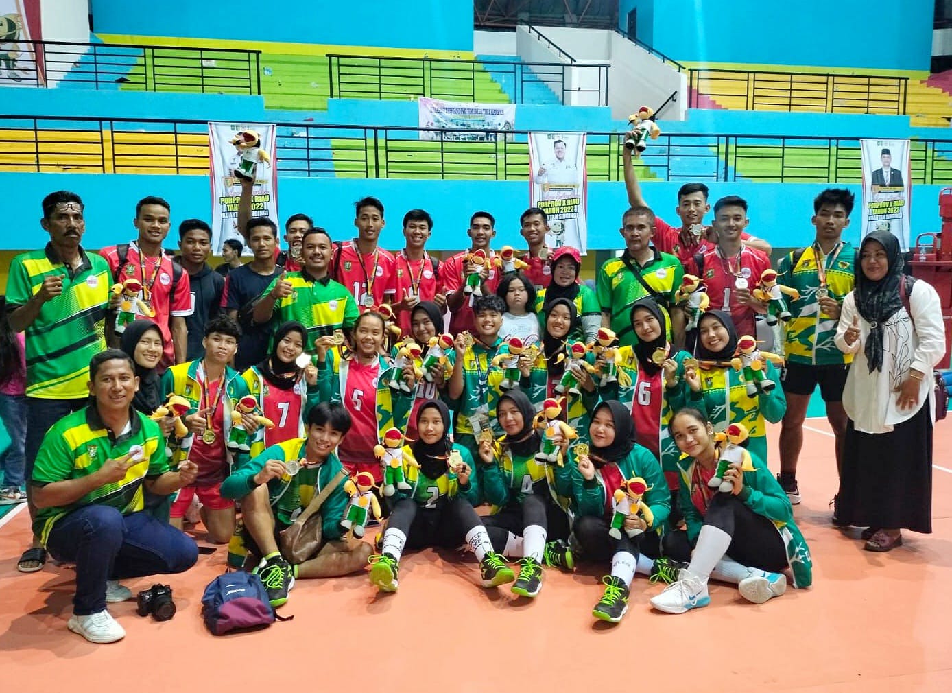 Tim bola voli indoor putri Kampai di final sukses membungkam tim bola voli Kota Pekanbaru tiga set (3-0) langsung di Gor Sport Center Kuantan Singingi, Ahad (20/11/2022).