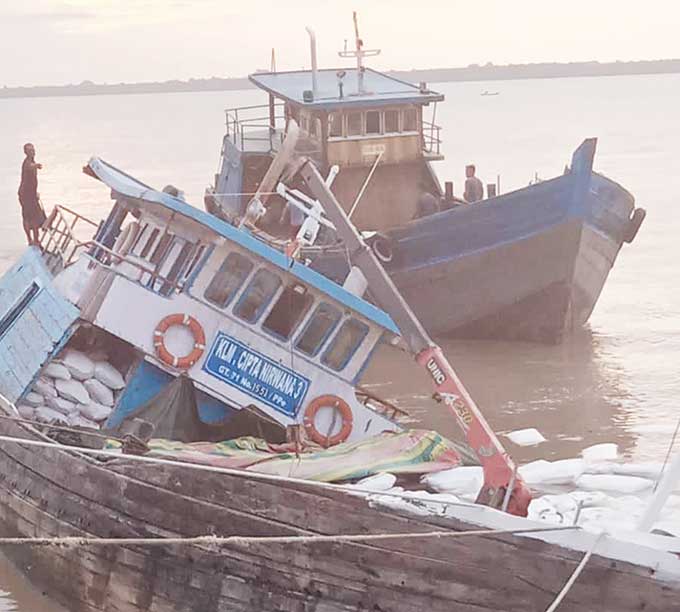 Kapal KLM Cipta Nirwana III yang bermuatan puluhan ton tepung sagu karam tak jauh dari Pelabuhan Camat Selatpanjang, Kamis (1/9/2022) sore.Â 