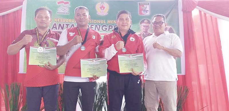 SERAHKAN medali: Dua atlet Riau, Totok Trimartanto (dua kiri) dan Safrin Sihombing (kiri), foto bersama Sekretaris Umum Perbakin Riau Rufdi Maaruf (kanan) dan atlet DKI Jakarta usai penyerahan medali Kejuaraan Nasional Menembak di Senayan Jakarta, Rabu (1
