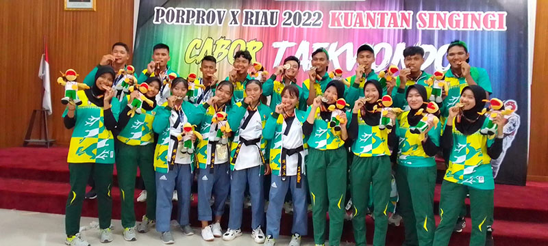 Para peraih medali atlet Taekwondo Kabupaten Kampar, foto bersama usai pertandingan di Porprov X Riau di Kuansing, Kamis (17/11/2022).