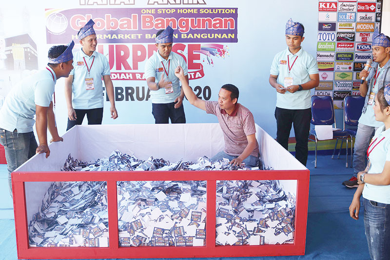 Deputi Store Manager Cabang Marpoyan Feriawan melakukan penarikan undian tahap akhir di halaman Global Bangunan Jalan Tuanku Tambusai, Pekanbaru, Sabtu (22/2/2020).(EVAN GUNANZAR/RIAU POS)