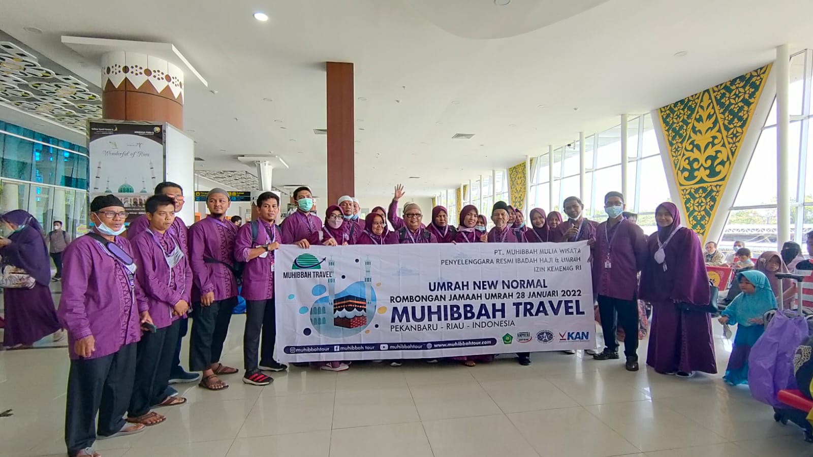 Foto bersama keberangkatan jamaah umrah dari Muhibbah Travel Pekanbaru, Jumat (28/1/2020).