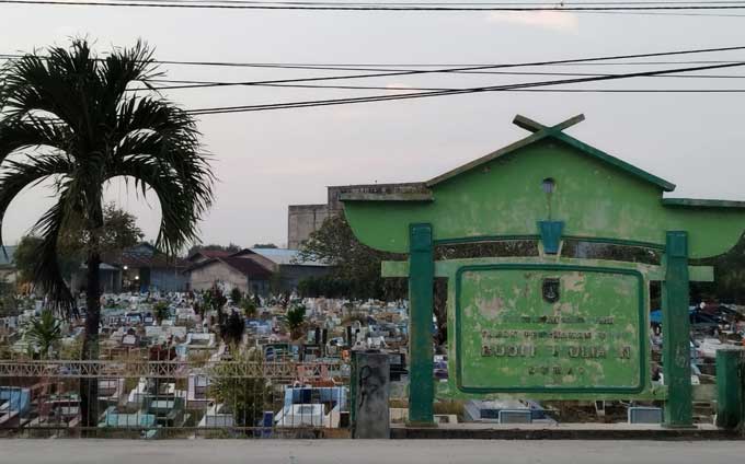 Tempat Pemakaman Umum (TPU) Budi Kemuliaan di Kelurahan Pangkalan Sesai, Kecamatan Dumai Barat padat dan perlu uluran dermawan untuk perluasan area TPU, Selasa (11/4/2023).