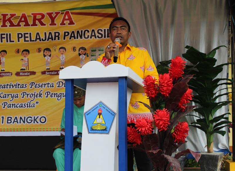 Kepala SMAN 1 Bangko Ismail Jabar saat memberikan sambutan pada acara P5, baru-baru ini.