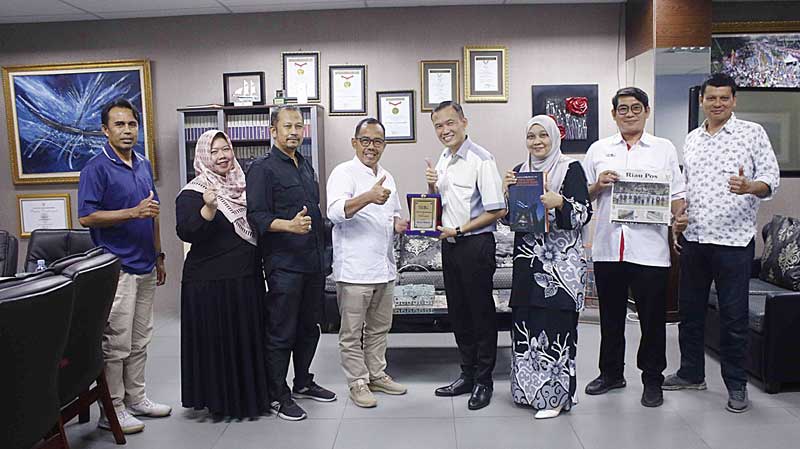 Director Tourism Malaysia di Konsulat Jeneral Malaysia Medan Chan Hon Mun (empat kanan), Deputy Director Tourism Malaysia di Konsulat Jeneral Malaysia Medan Yusnita Yusof (tiga kanan), Marketing Manager Tourism Malaysia di Konsulat Jeneral Malaysia Medan