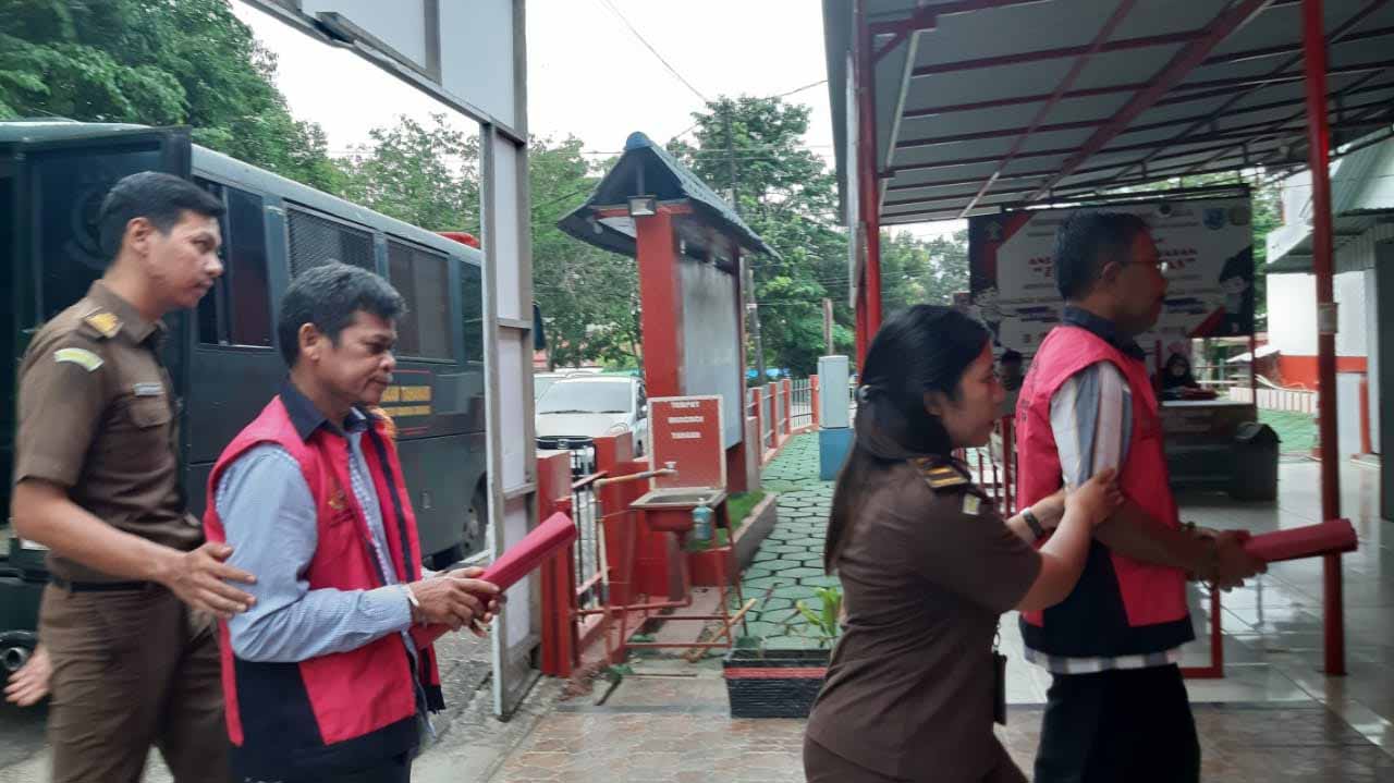 Mantan Kepala Bappeda Kuansing HY (depan) dan Kabag Pertanahan Setda Kuansing S (belakang) dibawa jaksa dari Kejari Kuansing setelah ditetapkan sebagai tersangka dalam kasus pembangunan Hotel Kuansing, Kamis (9/11/2023).