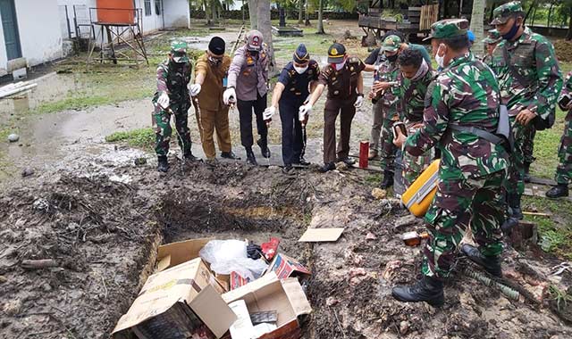 Komandan Pangkalan Angkatan Laut (Lanal) Dumai, Kolonel Laut (P) Himawan didampingi Kapolres Dumai, AKBP Andri Ananta Yudisthira, Kepala Bea Cukai Dumai, Fuad Fauzi dan perwakilan Kejari Dumai, serta Asisten 3 Setdako Dumai, Khairil Adli saat pemusnahan b