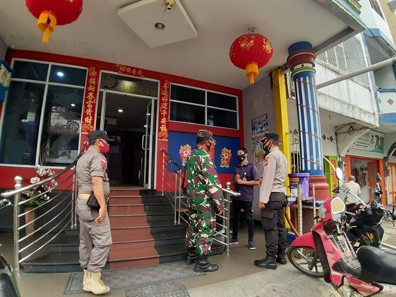 Tim Gugus Tugas Covid-19 Bangko dipimpin Kapolsek Bangko Kompol Sasli Rais SH meninjau ketersediaan fasilitas prokes di hotel dan wisma di Bagansiapiapi, Kamis (25/3/2021).