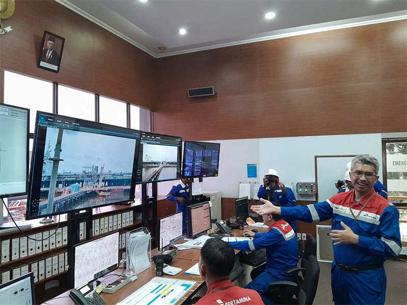Team Manager Dumai Operation PHR Achmad Ubaydillah memaparkan terkait operasi Dumai di ruang control CCTV Dumai Operation, Jumat (25/8/2023).